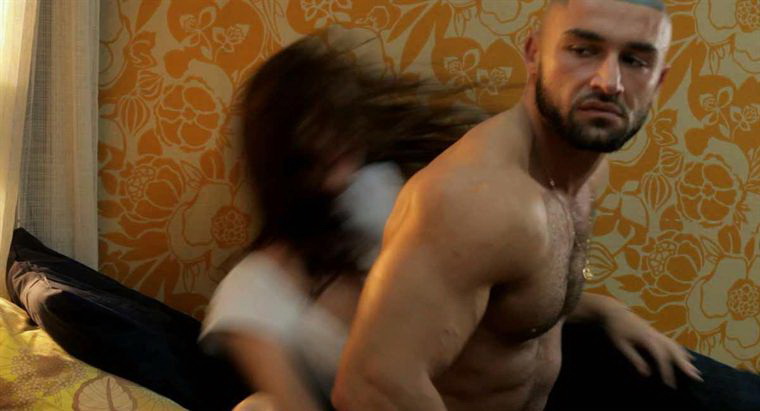 Мужчина в ванне (2010)