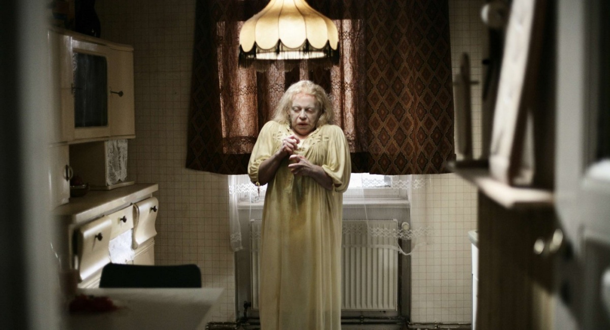 Осажденные мертвецами (2010)