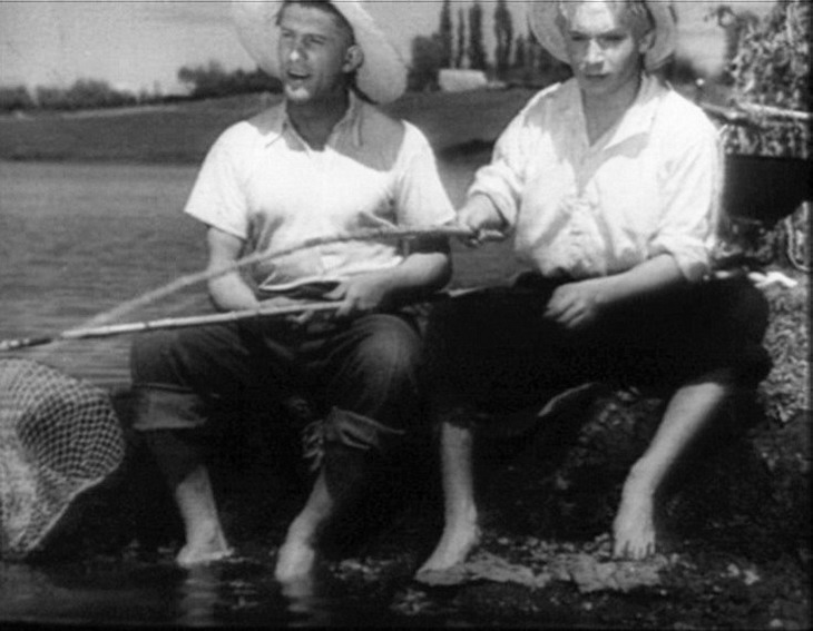 Парень из нашего города (1942)