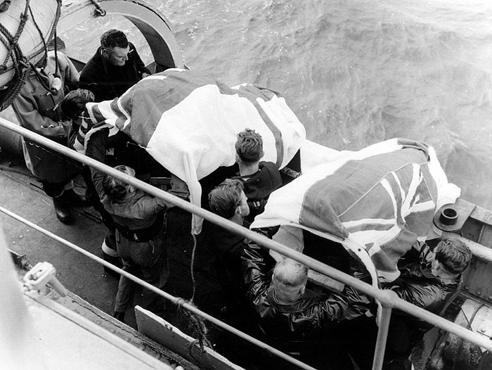 Жестокое море (1953)