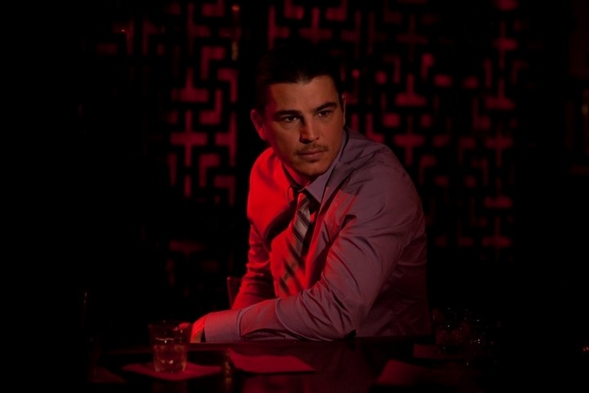 Девушка входит в бар (2011)