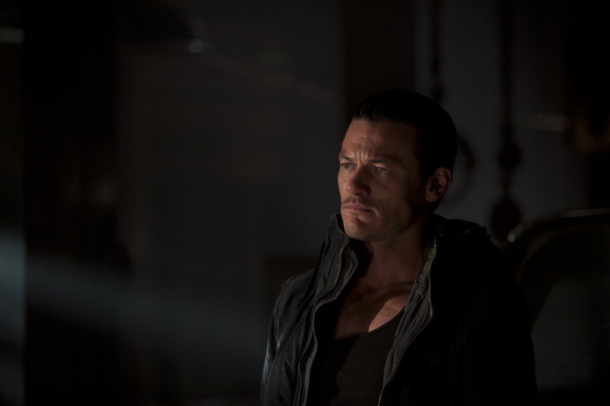 Никто не выжил (2012)