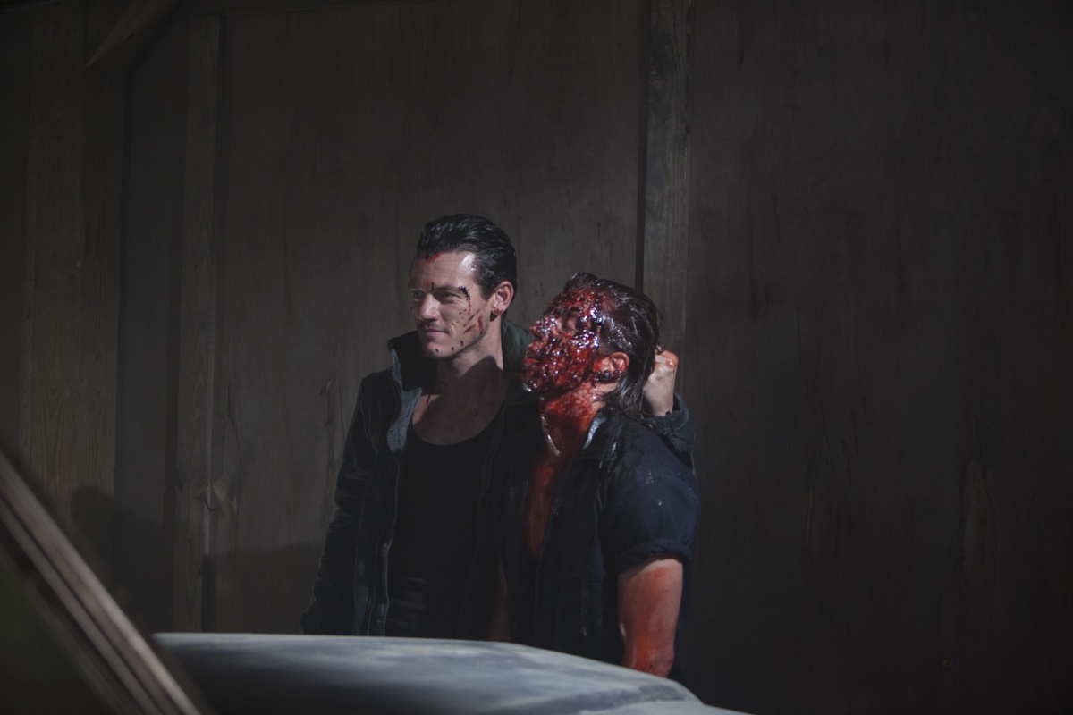 Никто не выжил (2012)