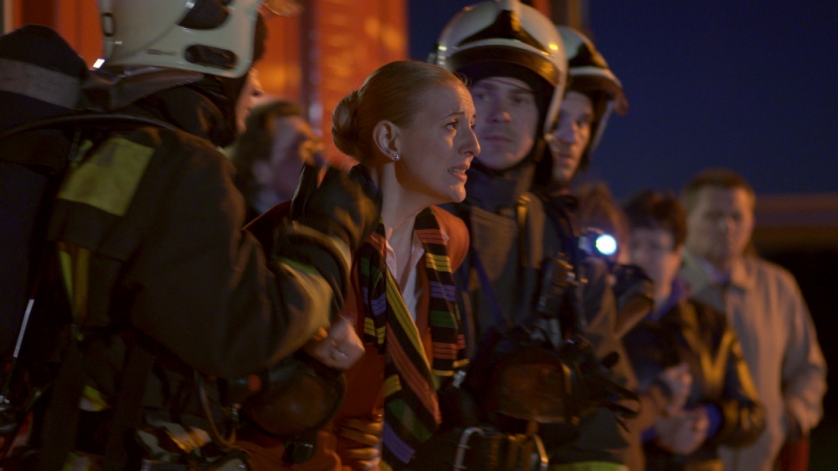 Между двух огней (2015)