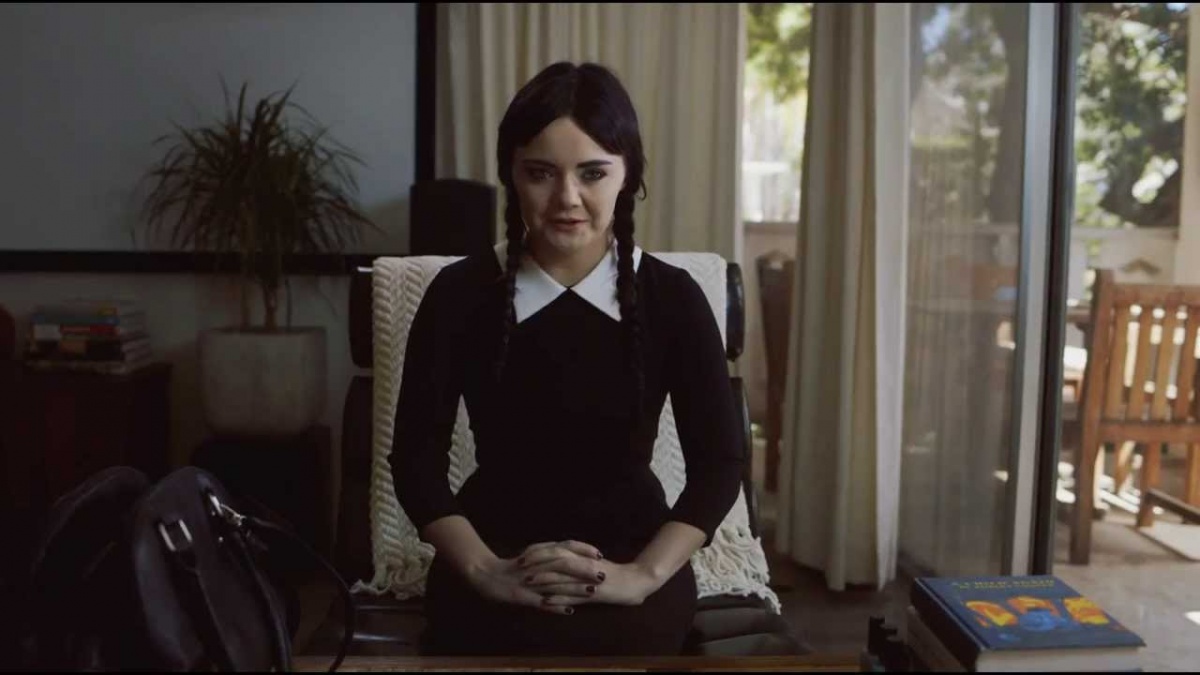 Взрослая Вэнсдэй Аддамс (2013)