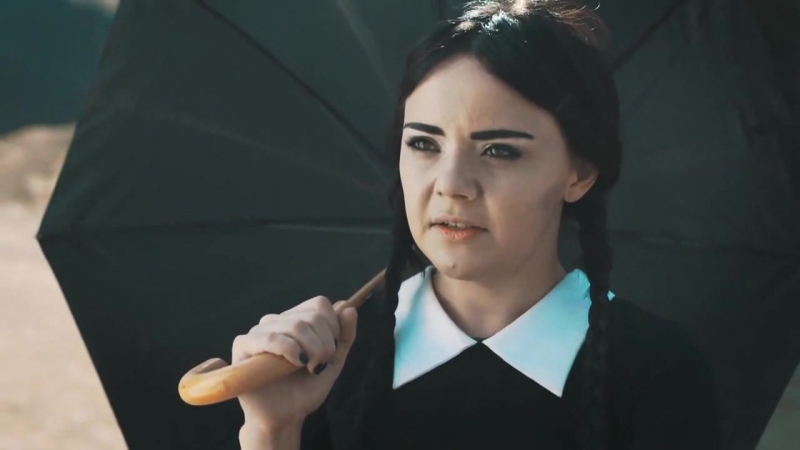 Взрослая Вэнсдэй Аддамс (2013)