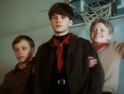 Третий в пятом ряду (1984)